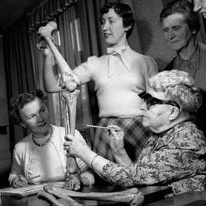 dr bess mensendieck teaches women about the bones of the lower limbs